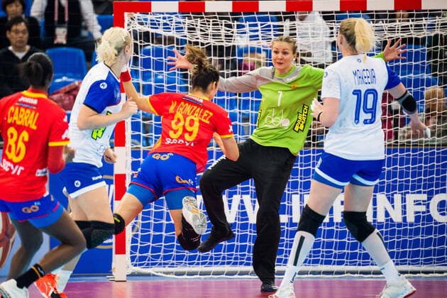 191211 Mireya Gonzalez Alvarez of Spain and goalkeeper Anna Sedoykina of Russia during the Women s World Handball Championship match between Spain and Russia on December 11, 2019 in Kumamoto. Photo: Ludvig Thunman BILDBYRAN kod LT 35699 bbeng dam women handball handboll world handball championship 2019 ryssland russia spain spanien Copyright: LUDVIGxTHUNMAN BB191211LT014