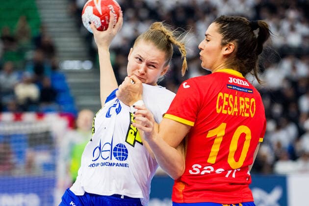 191211 Elena Mikhaylichenko of Russia and Elisabet Cesareo Romero of Spain during the Women s World Handball Championship match between Spain and Russia on December 11, 2019 in Kumamoto. Photo: Ludvig Thunman BILDBYRAN kod LT 35699 bbeng dam women handball handboll world handball championship 2019 ryssland russia spain spanien Copyright: LUDVIGxTHUNMAN BB191211LT017