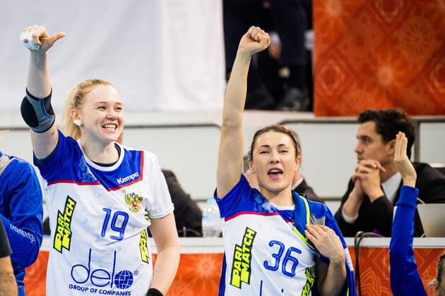 191211 Kseniia Makeeva and Luliia Managarova of Russia celebrates on the bench during the Women s World Handball Championship match between Spain and Russia on December 11, 2019 in Kumamoto. Photo: Ludvig Thunman BILDBYRAN kod LT 35699 bbeng dam women handball handboll world handball championship 2019 ryssland russia spain spanien jubel celebration Copyright: LUDVIGxTHUNMAN BB191211LT027
