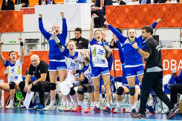 191211 Players of Russia celebrates on the bench during the Women s World Handball Championship match between Spain and Russia on December 11, 2019 in Kumamoto. Photo: Ludvig Thunman BILDBYRAN kod LT 35699 bbeng dam women handball handboll world handball championship 2019 ryssland russia spain spanien jubel celebration Copyright: LUDVIGxTHUNMAN BB191211LT031