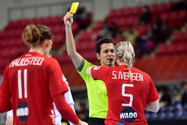 Sarah Iversen udvises i 2. min. i haandboldkampen, i mellemrunden i Gruppe 1, mellem Serbien og Danmark under Kvindernes Haandbold VM i Aqua Dome Kumamoto i Japan, onsdag den 11. december 2019. , Kumamoto Denmark Copyright: BoxAmstrupx COP222 spdk20191211-102206-L