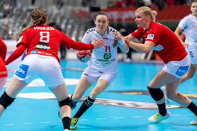 Handball, Frauen: WM 2019, Hauptrunde, Gruppe 1, 8. Spieltag , Serbien - Dänemark v.li. Anne Mette Hansen (Daenemark), Kristina Liscevic (Serbien), Line Haugsted (Daenemark) Kumamoto Aqua Dome Kumamoto Japan