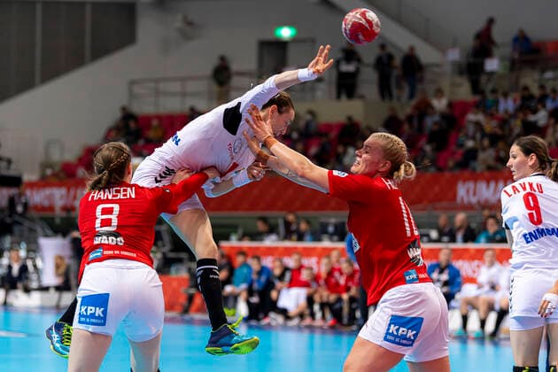 Handball, Frauen: WM 2019, Hauptrunde, Gruppe 1, 8. Spieltag , Serbien - Dänemark v.li. Anne Mette Hansen (Daenemark), Kristina Liscevic (Serbien), Kathrine Heindahl (Daenemark) Kumamoto Aqua Dome Kumamoto Japan