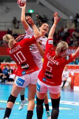 Handball, Frauen: WM 2019, Hauptrunde, Gruppe 1, 8. Spieltag , Serbien - Dänemark v. li. im Zweikampf Kathrine Heindahl (Daenemark), Sladana Pop-Lazic (Serbien), Sarah Iversen (Daenemark) Kumamoto Aqua Dome Kumamoto Japan