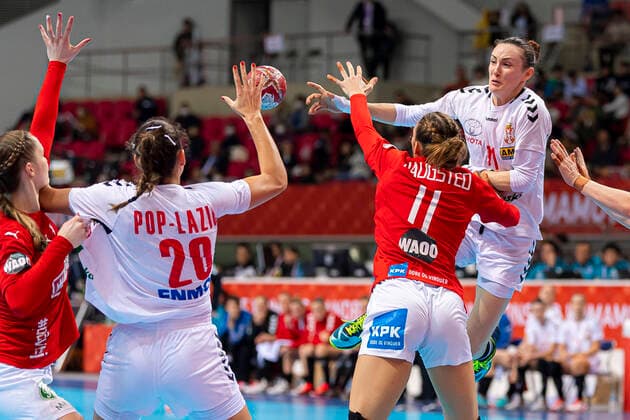 Handball, Frauen: WM 2019, Hauptrunde, Gruppe 1, 8. Spieltag , Serbien - Dänemark Kristina Liscevic (Serbien) mit dem Pass auf Sladana Pop-Lazic (Serbien), Abwehr Line Haugsted (Daenemark) Kumamoto Aqua Dome Kumamoto Japan