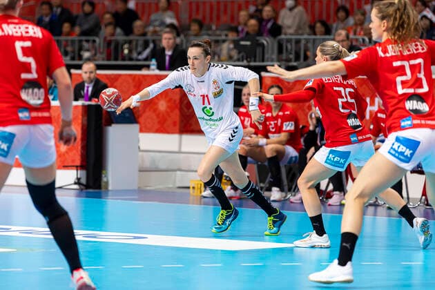 Handball, Frauen: WM 2019, Hauptrunde, Gruppe 1, 8. Spieltag , Serbien - Dänemark Kristina Liscevic (Serbien), Trine Ostergaard Jensen (Daenemark), Kristina Jorgensen (Daenemark) Kumamoto Aqua Dome Kumamoto Japan