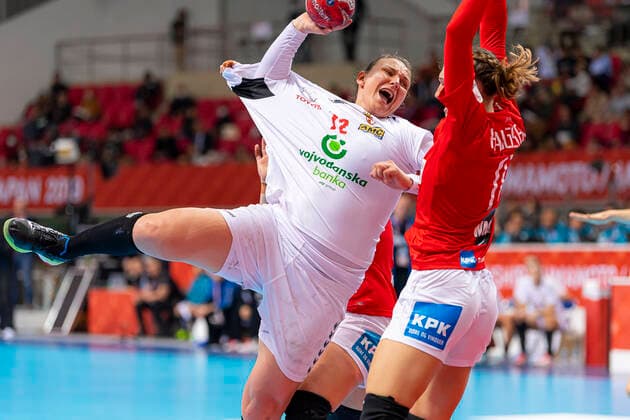 Handball, Frauen: WM 2019, Hauptrunde, Gruppe 1, 8. Spieltag , Serbien - Dänemark v.li. Dragana Cvijic (Serbien), Line Haugsted (Daenemark) Kumamoto Aqua Dome Kumamoto Japan