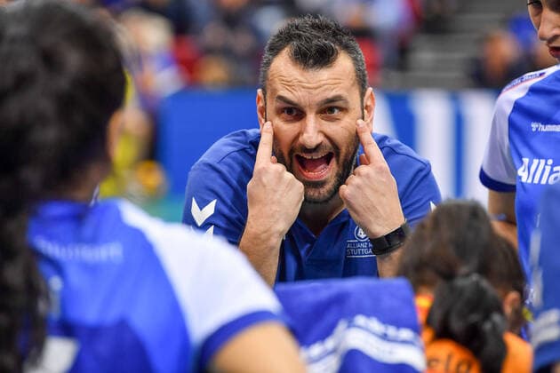 DVV-Pokal Allianz MTV Stuttgart vs SSC Palmberg Schwerin 11.12.19 Allianz MTV Stuttgart (in blau), gegen SSC Palmberg Schwerin (in gelb), DVV-Pokal, Halbfinale, Stuttgarts Trainer Giannis Athanasopoulos Copyright: xBEAUTIFULxSPORTS TomxBlochx