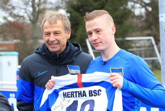 Bilder des Jahres 2019, Sport 12 Dezember Sport Bilder des Tages GER, 1.FBL, DFL,, Hertha BSC Training 11.12.2019, Sportpark, Berlin, GER, 1.FBL, DFL,, Hertha BSC Training, DFL, regulations prohibit any use of photographs as image sequences and or quasi-video im Bild Youtuber, Cheftrainer (Head Coach) Juergen Klinsmann (Hertha BSC Berlin) *** GER, 1 FBL, DFL,, Hertha BSC Training 11 12 2019, Sportpark, Berlin, GER, 1 FBL, DFL,, Hertha BSC Training, DFL, regulations prohibit any use of photographs as image sequences and or quasi video in picture Youtuber, Head Trainer Head Coach Juergen Klinsmann Hertha BSC Berlin nordphotox xEngler nph00076