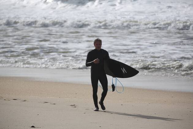 05.12.2019, xmgoodx Nazare, Portugal Big Wave Surfer Sebastian Steudtner (Deutschland) mit seinem Surfbrett