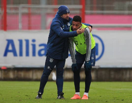 Sport Bilder des Tages 12.12.2019, FC Bayern Training, Saebenerstrasse, Fussball, im Bild: Hansi Flick (FCB) troestet Corentin Tolisso (FCB) der kurz darauf en Training abgebrochen hat