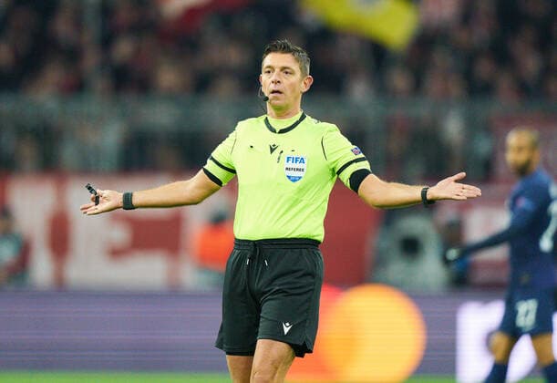 Champions League, Munich-Tottenham, Munich Dec 11, 2019. Referee Gianluca ROCCHI, ITA with whistle, gestures, shows, watch, individual action, half-size, portrait, FC BAYERN MUNICH - TOTTENHAM HOTSPUR FC 3-1 UEFA Football Champions League , Munich, December 11, 2019, Season 2019 2020, group stage ,group B, FCB, Bavaria, München