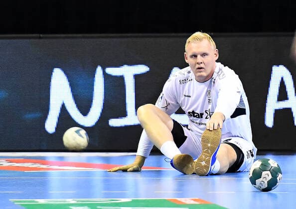 12.12.2019, xlakx, Handball Bundesliga, Fuechse Berlin - THW Kiel emspor, v.l. beim Dehnen Patrick Wiencek (THW Kiel 17) Berlin