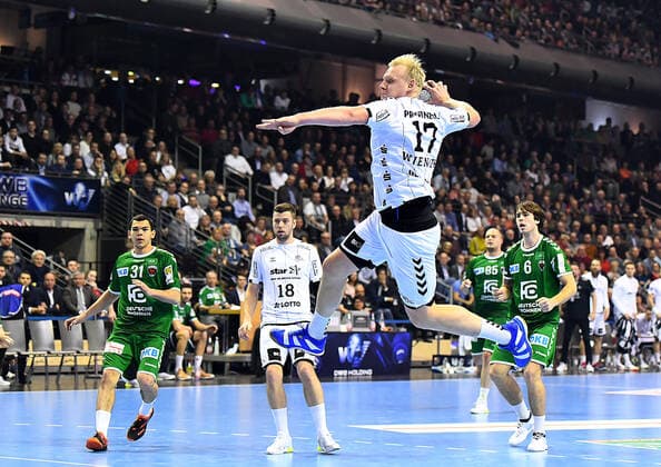 12.12.2019, xlakx, Handball Bundesliga, Fuechse Berlin - THW Kiel emspor, v.l.zum Sprungwurf Patrick Wiencek (THW Kiel 17) Berlin