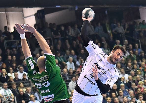 12.12.2019, xlakx, Handball Bundesliga, Fuechse Berlin - THW Kiel emspor, v.l.Paul Drux(Fuechse Berlin 95),am Ball Domagoj Duvnjak (THW Kiel 4) Berlin