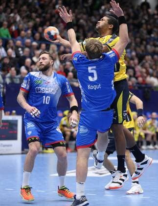 v.l. Fabian van Olphen (TBV Lemgo Lippe 10), Andrej Kogut (TBV Lemgo Lippe 5), Mads Mensah (Rhein-Neckar Loewen 22) GER, Handball, 1. Bundesliga, TBV Lemgo Lippe gegen Rhein-Neckar Loewen, 12.12.2019 Lemgo Copyright: xStrohdiekx Eibner-Pressefotox EP_jsk