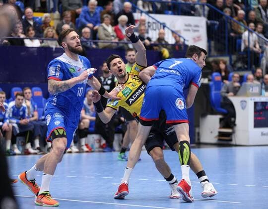 v.l. Fabian van Olphen (TBV Lemgo Lippe 10), Alexander Petersson (Rhein-Neckar Loewen 32). Isaias Guardiola (TBV Lemgo Lippe 7) GER, Handball, 1. Bundesliga, TBV Lemgo Lippe gegen Rhein-Neckar Loewen, 12.12.2019 Lemgo Copyright: xStrohdiekx Eibner-Pressefotox EP_jsk