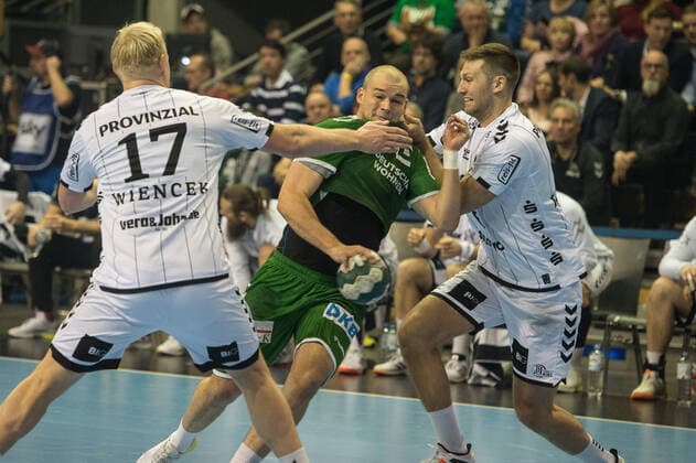 Kein Durchkommen für Paul Drux (GER - 95 Füchse Berlin) - Aktion - Spielszene - Querformat - quer - horizontal - Event Veranstaltung: Füchse Berlin vs. THW Kiel HBL - Handball Bundesliga 2019-20 - 17. Spieltag - Location Ort: Max Schmeling Halle Berlin Deutschland Germany Europa Europe Datum Date: 12.12.2019
