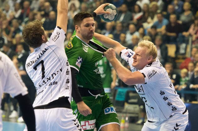 Fabian Wiede (GER - 3 Füchse Berlin) versucht sich gegen Patrick Wincek (GER - 17 THW Kiel) - Aktion - Spielszene - Querformat - quer - horizontal - Event Veranstaltung: Füchse Berlin vs. THW Kiel HBL - Handball Bundesliga 2019-20 - 17. Spieltag - Location Ort: Max Schmeling Halle Berlin Deutschland Germany Europa Europe Datum Date: 12.12.2019