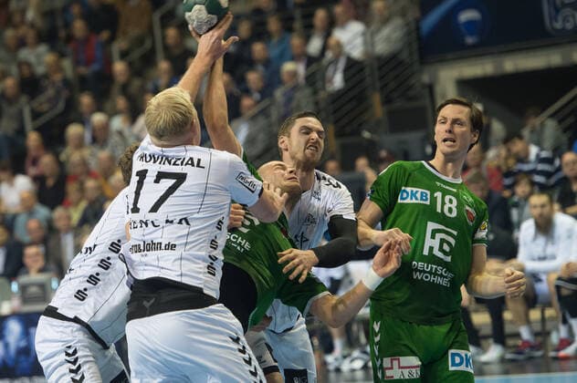 Paul Drux (GER - 95 Füchse Berlin) versucht sich gegen drei Kieler Spieler - Aktion - Spielszene - Querformat - quer - horizontal - Event Veranstaltung: Füchse Berlin vs. THW Kiel HBL - Handball Bundesliga 2019-20 - 17. Spieltag - Location Ort: Max Schmeling Halle Berlin Deutschland Germany Europa Europe Datum Date: 12.12.2019