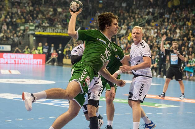 Jacob Tandrup Holm (DK - 6 Füchse Berlin) setzt sich am Strafraum durch - Aktion - Spielszene - Querformat - quer - horizontal - Event Veranstaltung: Füchse Berlin vs. THW Kiel HBL - Handball Bundesliga 2019-20 - 17. Spieltag - Location Ort: Max Schmeling Halle Berlin Deutschland Germany Europa Europe Datum Date: 12.12.2019