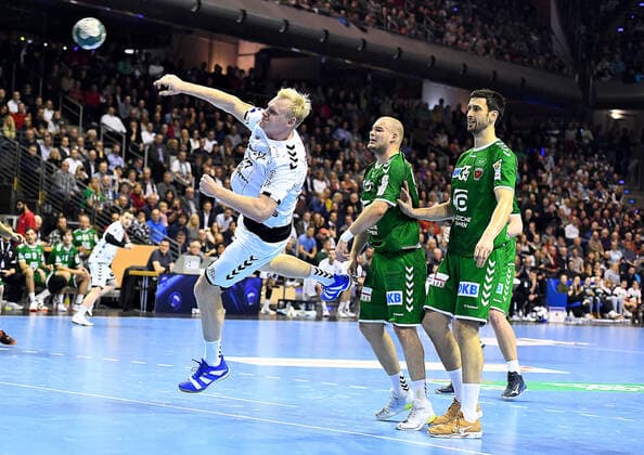 12.12.2019, xlakx, Handball Bundesliga, Fuechse Berlin - THW Kiel emspor, v.l. zum Sprungwurf Patrick Wiencek (THW Kiel 17),Paul Drux(Fuechse Berlin 95),Marko Kopljar(Fuechse Berlin 35) Berlin