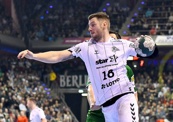 12.12.2019, xlakx, Handball Bundesliga, Fuechse Berlin - THW Kiel emspor, v.l. zum Sprungwurf Niclas Ekberg (THW Kiel 18) Berlin