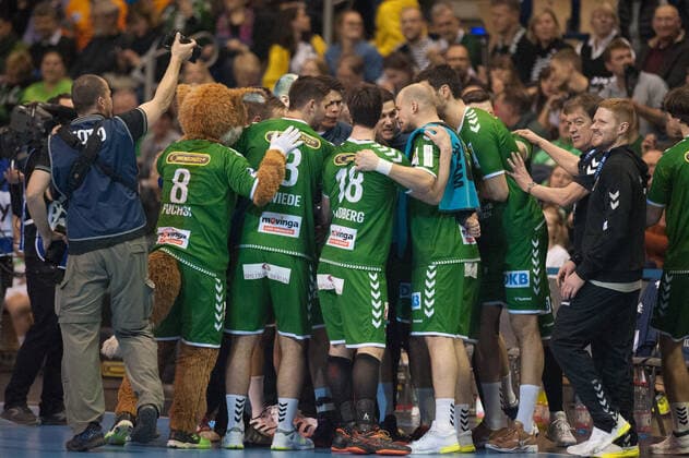 Die Füchse Berlin schwören sich auf das Spiel gegen den THW Kiel ein - Spielszene - Querformat - quer - horizontal - Event Veranstaltung: Füchse Berlin vs. THW Kiel HBL - Handball Bundesliga 2019-20 - 17. Spieltag - Location Ort: Max Schmeling Halle Berlin Deutschland Germany Europa Europe Datum Date: 12.12.2019