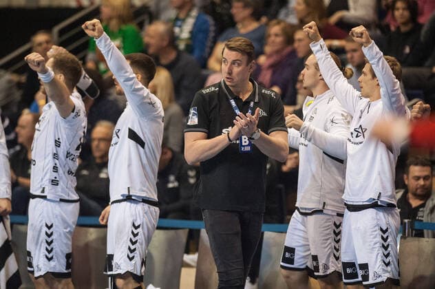 Kiels Trainer Filip Jicha (CZE) jubelt mit seinen Spielern am Spielfeldrand - Aktion - Spielszene - Querformat - quer - horizontal - Event Veranstaltung: Füchse Berlin vs. THW Kiel HBL - Handball Bundesliga 2019-20 - 17. Spieltag - Location Ort: Max Schmeling Halle Berlin Deutschland Germany Europa Europe Datum Date: 12.12.2019