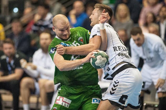 Paul Drux (GER - 95 Füchse Berlin) setzt sich kraftvoll gegen Harald Reinkind (GER - 6 THW Kiel ) durch - Aktion - Spielszene - Querformat - quer - horizontal - Event Veranstaltung: Füchse Berlin vs. THW Kiel HBL - Handball Bundesliga 2019-20 - 17. Spieltag - Location Ort: Max Schmeling Halle Berlin Deutschland Germany Europa Europe Datum Date: 12.12.2019