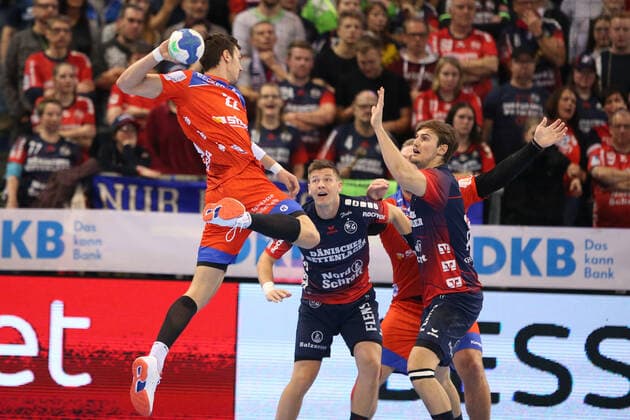 SG Flensburg-Handewitt vs HBW Balingen, LIQUI-MOLY Handball Bundesliga, 12.12.19; Flensburg Jona Schoch (HBW Balingen-Weilstetten, 22) gegen Lasse Svan Hansen (SG Flensburg-Handewitt, 11) und Magnus Roed (SG Flensburg-Handewitt, 77) Copyright: xBEAUTIFULxSPORTS MarioxM.xKobergx