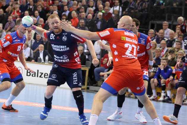 SG Flensburg-Handewitt vs HBW Balingen, LIQUI-MOLY Handball Bundesliga, 12.12.19; Flensburg Jim Gottfridsson (SG Flensburg-Handewitt, 24) gegen Lars Roeller (HBW Balingen-Weilstetten, 27) Copyright: xBEAUTIFULxSPORTS MarioxM.xKobergx
