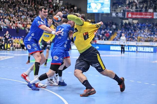 v.l. Isaias Guardiola (TBV Lemgo Lippe 7), Bobby Schagen (TBV Lemgo Lippe 14), Jannik Kohlbacher (Rhein-Neckar Loewen 80) GER, Handball, 1. Bundesliga, TBV Lemgo Lippe gegen Rhein-Neckar Loewen, 12.12.2019 Lemgo Copyright: xStrohdiekx Eibner-Pressefotox EP_jsk