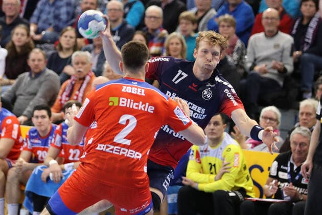 SG Flensburg-Handewitt vs HBW Balingen, LIQUI-MOLY Handball Bundesliga, 12.12.19; Flensburg Simon Jeppsson (SG Flensburg-Handewitt, 17) gegen Rene Zobel (HBW Balingen-Weilstetten, 02) Copyright: xBEAUTIFULxSPORTS MarioxM.xKobergx