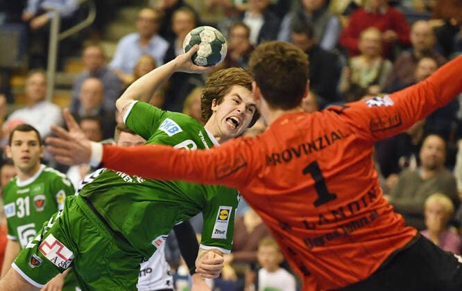 Jacob Tandrup Holm (Füchse), beim Wurf, vorne Nikiss Landin Jacobsen (Torwart Kiel), Füchse Berlin - THW Kiel 1. Bundesliga, DKB-Handballbundesliga, 2019 2020 Herren, Männer, Maenner, Handball, Deutschland, Germany, Max-Schmeling-Halle Berlin, 12.12.2019