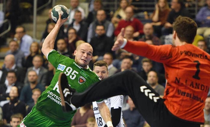 Paul Drux (Füchse) beim Wurf, vorne Nikiss Landin Jacobsen (Torwart Kiel), Füchse Berlin - THW Kiel 1. Bundesliga, DKB-Handballbundesliga, 2019 2020 Herren, Männer, Maenner, Handball, Deutschland, Germany, Max-Schmeling-Halle Berlin, 12.12.2019