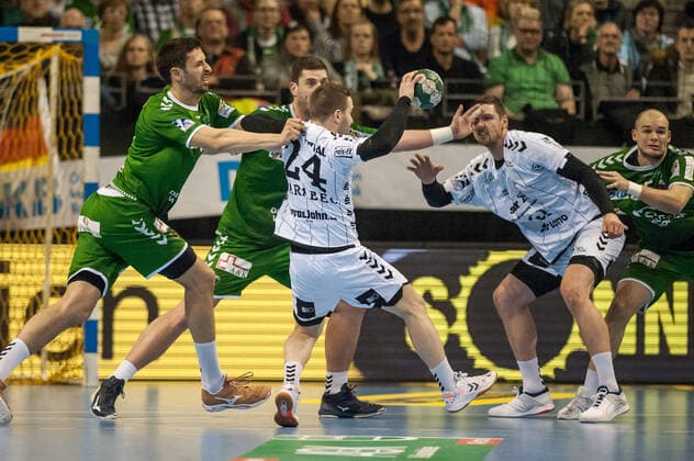 Eine hart umkämpfte Partie in Berlin - Aktion - Spielszene - Querformat - quer - horizontal - Event Veranstaltung: Füchse Berlin vs. THW Kiel HBL - Handball Bundesliga 2019-20 - 17. Spieltag - Location Ort: Max Schmeling Halle Berlin Deutschland Germany Europa Europe Datum Date: 12.12.2019
