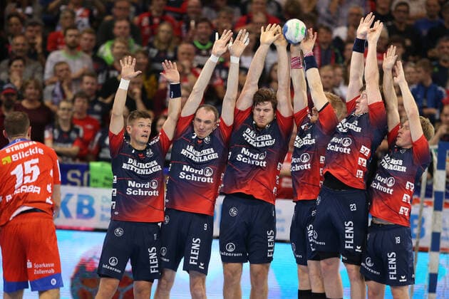 SG Flensburg-Handewitt vs HBW Balingen, LIQUI-MOLY Handball Bundesliga, 12.12.19; Flensburg Martin Strobel (HBW Balingen-Weilstetten, 15) gegen den Block von der SG Flensburg-Handewitt Copyright: xBEAUTIFULxSPORTS MarioxM.xKobergx