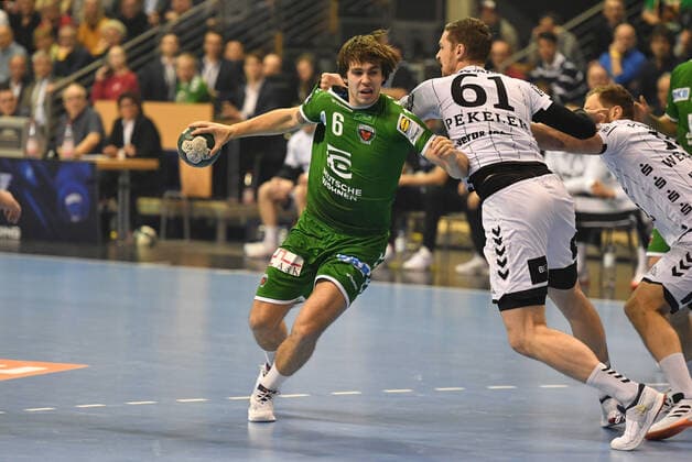 Jacob Tandrup Holm (Füchse), mit Ball, rechts Hendrik Pekeler (Kiel), Füchse Berlin - THW Kiel 1. Bundesliga, DKB-Handballbundesliga, 2019 2020 Herren, Männer, Maenner, Handball, Deutschland, Germany, Max-Schmeling-Halle Berlin, 12.12.2019