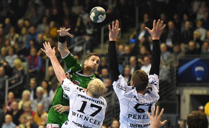 Stipe Mandalinic (Füchse), beim Wurf, vorne Patrick Wiencek (Kiel), Hendrik Pekeler (Kiel), Füchse Berlin - THW Kiel 1. Bundesliga, DKB-Handballbundesliga, 2019 2020 Herren, Männer, Maenner, Handball, Deutschland, Germany, Max-Schmeling-Halle Berlin, 12.12.2019