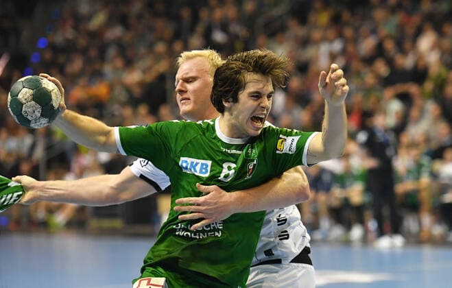 Jacob Tandrup Holm (Füchse), beim Wurf, hinten Patrick Wiencek (Kiel), Füchse Berlin - THW Kiel 1. Bundesliga, DKB-Handballbundesliga, 2019 2020 Herren, Männer, Maenner, Handball, Deutschland, Germany, Max-Schmeling-Halle Berlin, 12.12.2019