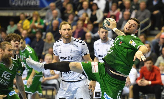 Johan Koch (Füchse), beim Wurf, hinten Steffen Weinhold (Kiel), Niclas Ekberg (Kiel), Füchse Berlin - THW Kiel 1. Bundesliga, DKB-Handballbundesliga, 2019 2020 Herren, Männer, Maenner, Handball, Deutschland, Germany, Max-Schmeling-Halle Berlin, 12.12.2019