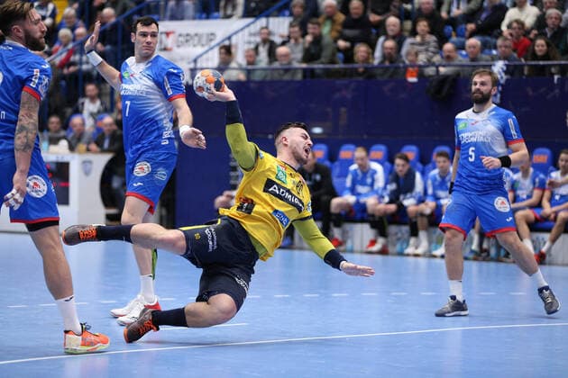 v.l. Isaias Guardiola (TBV Lemgo Lippe 7), Jannik Kohlbacher (Rhein-Neckar Loewen 80) GER, Handball, 1. Bundesliga, TBV Lemgo Lippe gegen Rhein-Neckar Loewen, 12.12.2019 Lemgo Copyright: xStrohdiekx Eibner-Pressefotox EP_jsk