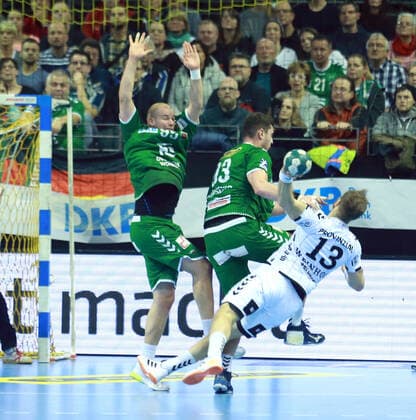 GER, DHB, 1.HBL, FUECHSE BERLIN VS. THW KIEL 12.12.2019, Max Schmeling Halle, Berlin, GER, DHB, 1.HBL, FUECHSE BERLIN VS. THW KIEL, DHB regulations prohibit any use of photographs as image sequences and or quasi-video im Bild Paul Drux (Fuechse Berlin 95), Mijajlo Marsenic (Fuechse Berlin 93), Steffan Weinhold (THW Kiel 13) Foto Juergen Engler