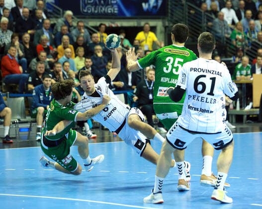 GER, DHB, 1.HBL, FUECHSE BERLIN VS. THW KIEL 12.12.2019, Max Schmeling Halle, Berlin, GER, DHB, 1.HBL, FUECHSE BERLIN VS. THW KIEL, DHB regulations prohibit any use of photographs as image sequences and or quasi-video im Bild Jacob Tandrup Holm (Fuechse Berlin 6), Marco Kopljar (Fuechse Berlin 35), Hendrik Pekeler (THW Kiel 61), Harald Reinkind (THW Kiel 6)