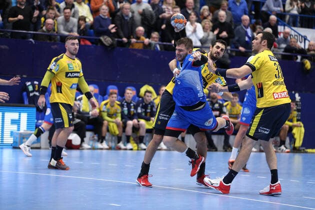 v.l. Christoph Theuerkauf (TBV Lemgo Lippe 13), Ilija Abutovic (Rhein-Neckar Loewen 20), Gedeon Guardiola (Rhein-Neckar Loewen 30) GER, Handball, 1. Bundesliga, TBV Lemgo Lippe gegen Rhein-Neckar Loewen, 12.12.2019 Lemgo Copyright: xStrohdiekx Eibner-Pressefotox EP_jsk