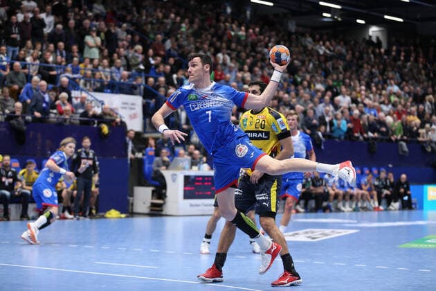 Isaias Guardiola (TBV Lemgo Lippe 7) vorbei an Ilija Abutovic (Rhein-Neckar Loewen 20)(hinten) GER, Handball, 1. Bundesliga, TBV Lemgo Lippe gegen Rhein-Neckar Loewen, 12.12.2019 Lemgo Copyright: xStrohdiekx Eibner-Pressefotox EP_jsk