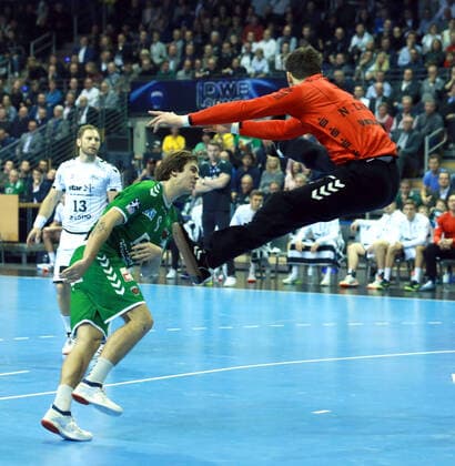 GER, DHB, 1.HBL, FUECHSE BERLIN VS. THW KIEL 12.12.2019, Max Schmeling Halle, Berlin, GER, DHB, 1.HBL, FUECHSE BERLIN VS. THW KIEL, DHB regulations prohibit any use of photographs as image sequences and or quasi-video im Bild Jacob Tandrup Holm (Fuechse Berlin 6), Niklas Landin Jacobsen (THW Kiel 1)