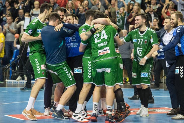 Unglaubliche Szenen nach dem knappen Sieg der Füchse Berlin gegen den THW Kiel in Berlin - Aktion - Spielszene - Querformat - quer - horizontal - Event Veranstaltung: Füchse Berlin vs. THW Kiel HBL - Handball Bundesliga 2019-20 - 17. Spieltag - Location Ort: Max Schmeling Halle Berlin Deutschland Germany Europa Europe Datum Date: 12.12.2019
