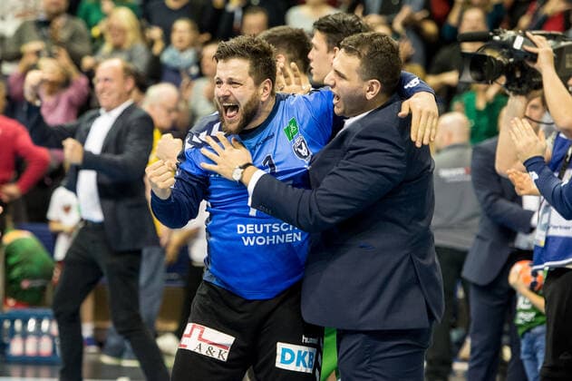 Berlins Torwart Martin Ziemer (GER - 1 Füchse Berlin) hält den letzten Ball der Kieler und rettet den Berlinern den Sieg mit einem Tor Unterschied - hier beim Jubel nach dem Spiel - Aktion - Spielszene - Querformat - quer - horizontal - Event Veranstaltung: Füchse Berlin vs. THW Kiel HBL - Handball Bundesliga 2019-20 - 17. Spieltag - Location Ort: Max Schmeling Halle Berlin Deutschland Germany Europa Europe Datum Date: 12.12.2019